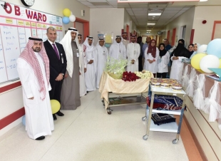 المدير التنفيذي لمستشفى شرق جدة يعايد المرضى المنومين والموظفين المكلفين بالعمل 